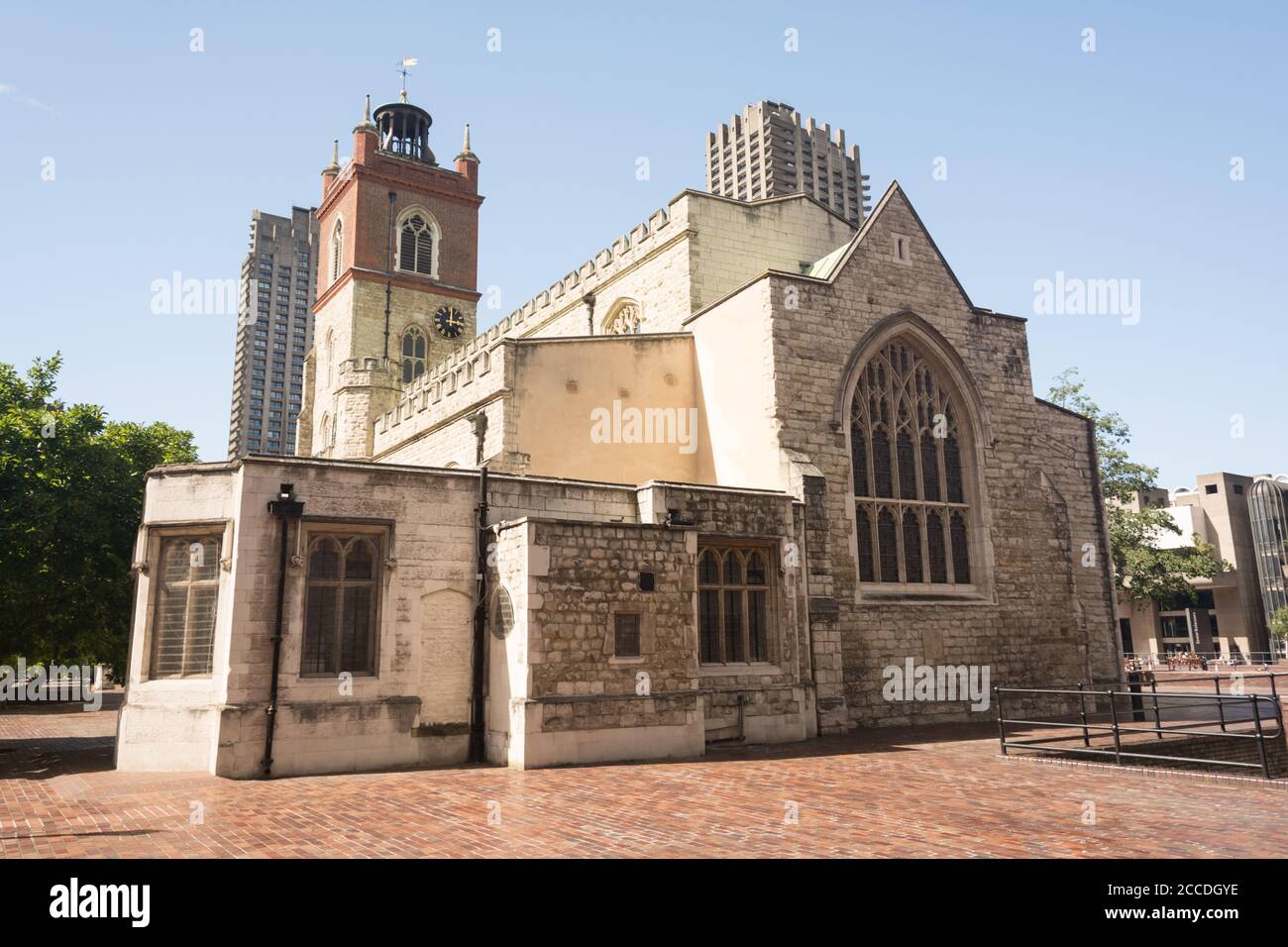 St Giles-without-Cripplegate dans la Cité de Londres, situé sur Fore Street dans le complexe moderne Barbican, Londres, Royaume-Uni Banque D'Images