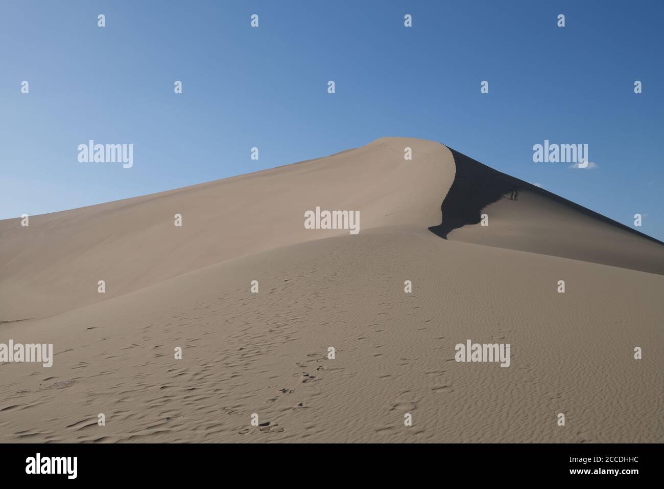 dunes de sable sous ciel bleu ensoleillé. simplicité. À Dunhuang, province de Gansu, Chine Banque D'Images