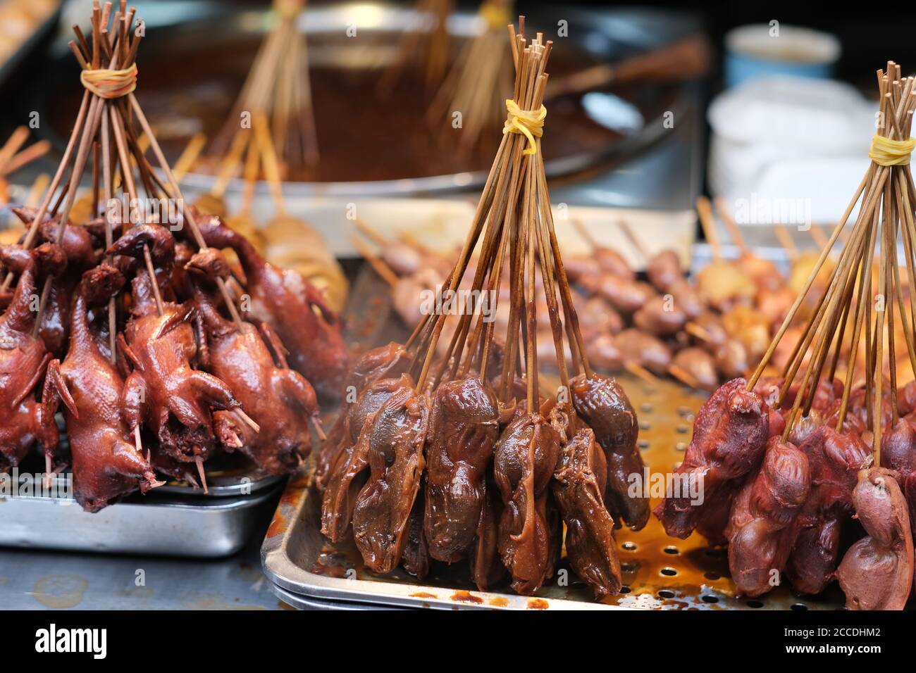 Gros plan sur diverses viandes chinoises traditionnelles en pot. Gésier de poulet, gésier de canard et cailles Banque D'Images