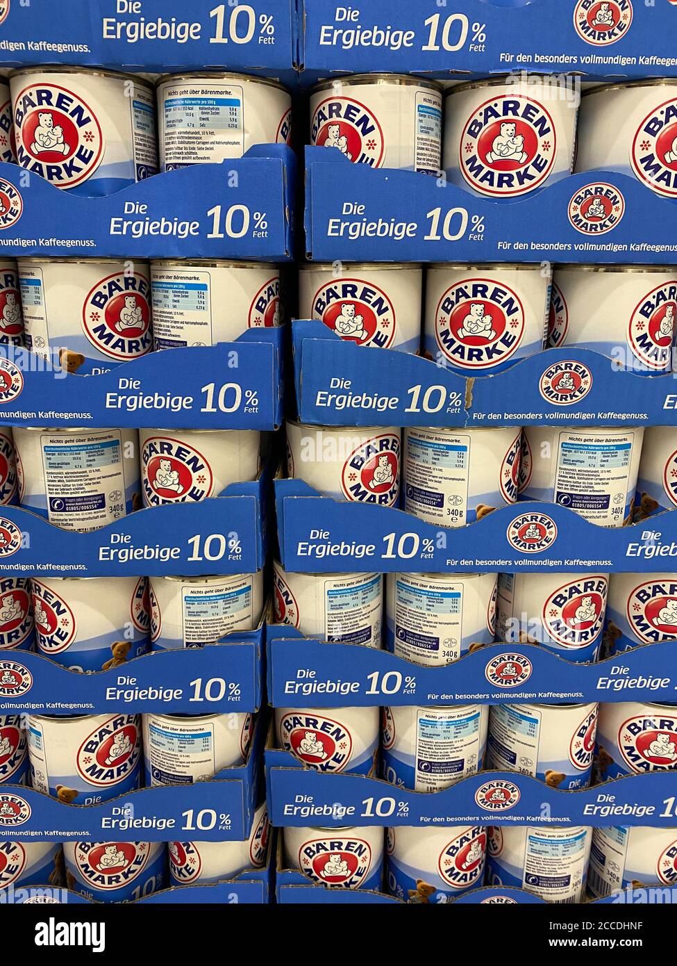 Viersen, Allemagne - juillet 9. 2020: Gros plan des moules empilés Bärenmarke lait condensé dans le supermarché allemand (concentration au centre) Banque D'Images