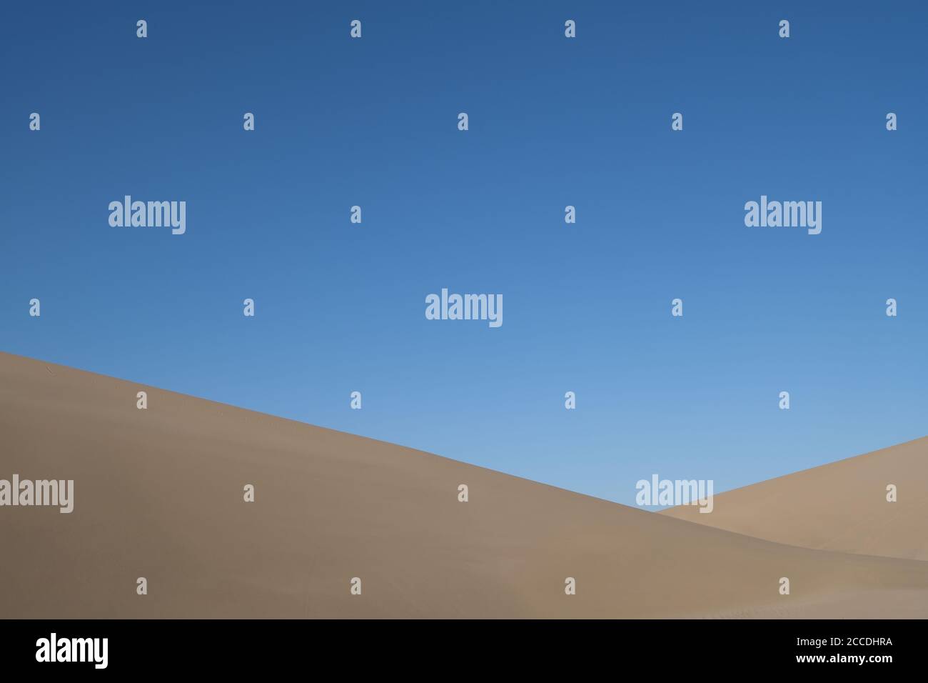 dunes de sable sous ciel bleu. abstrait et simplicité. À Dunhuang, province de Gansu, Chine Banque D'Images
