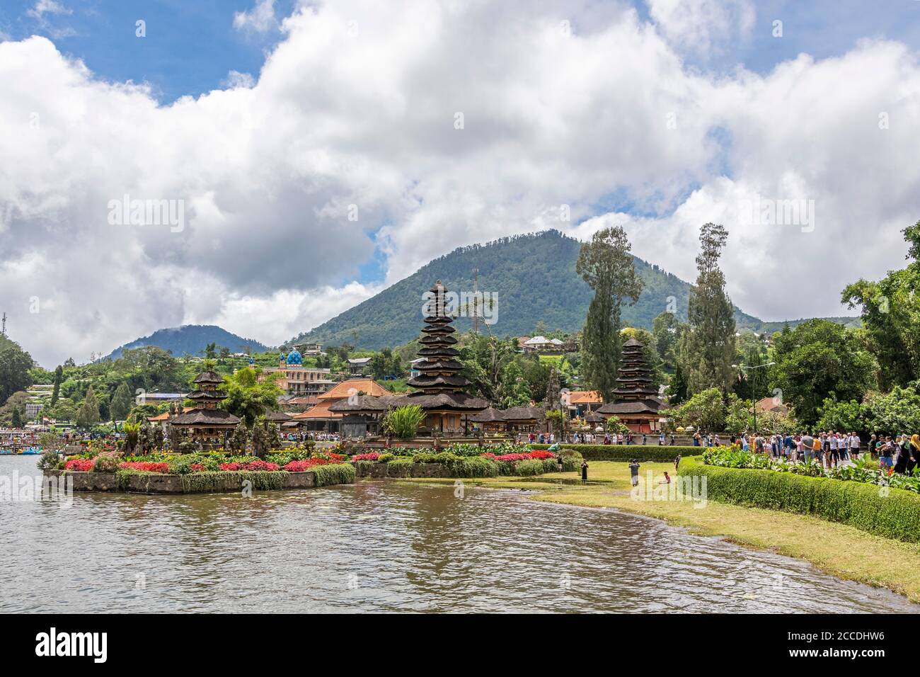 Pura Ulun Danu Beratan, ou Pura Bratan, est un important temple hindou Shiva Shaivite situé près d'un plan d'eau à Bali, en Indonésie. Le complexe du temple est loc Banque D'Images