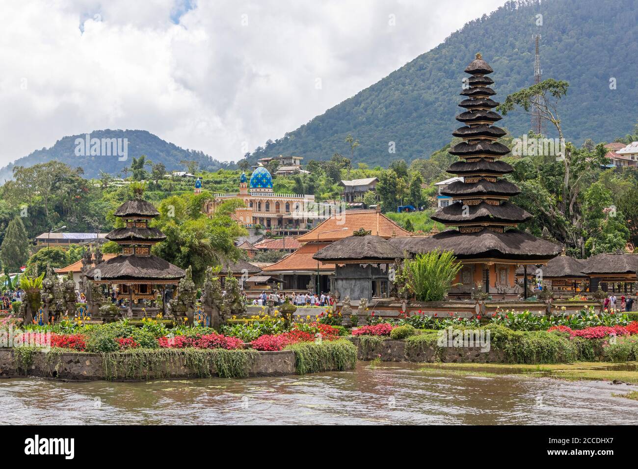 Pura Ulun Danu Beratan, ou Pura Bratan, est un important temple hindou Shiva Shaivite situé près d'un plan d'eau à Bali, en Indonésie. Le complexe du temple est loc Banque D'Images