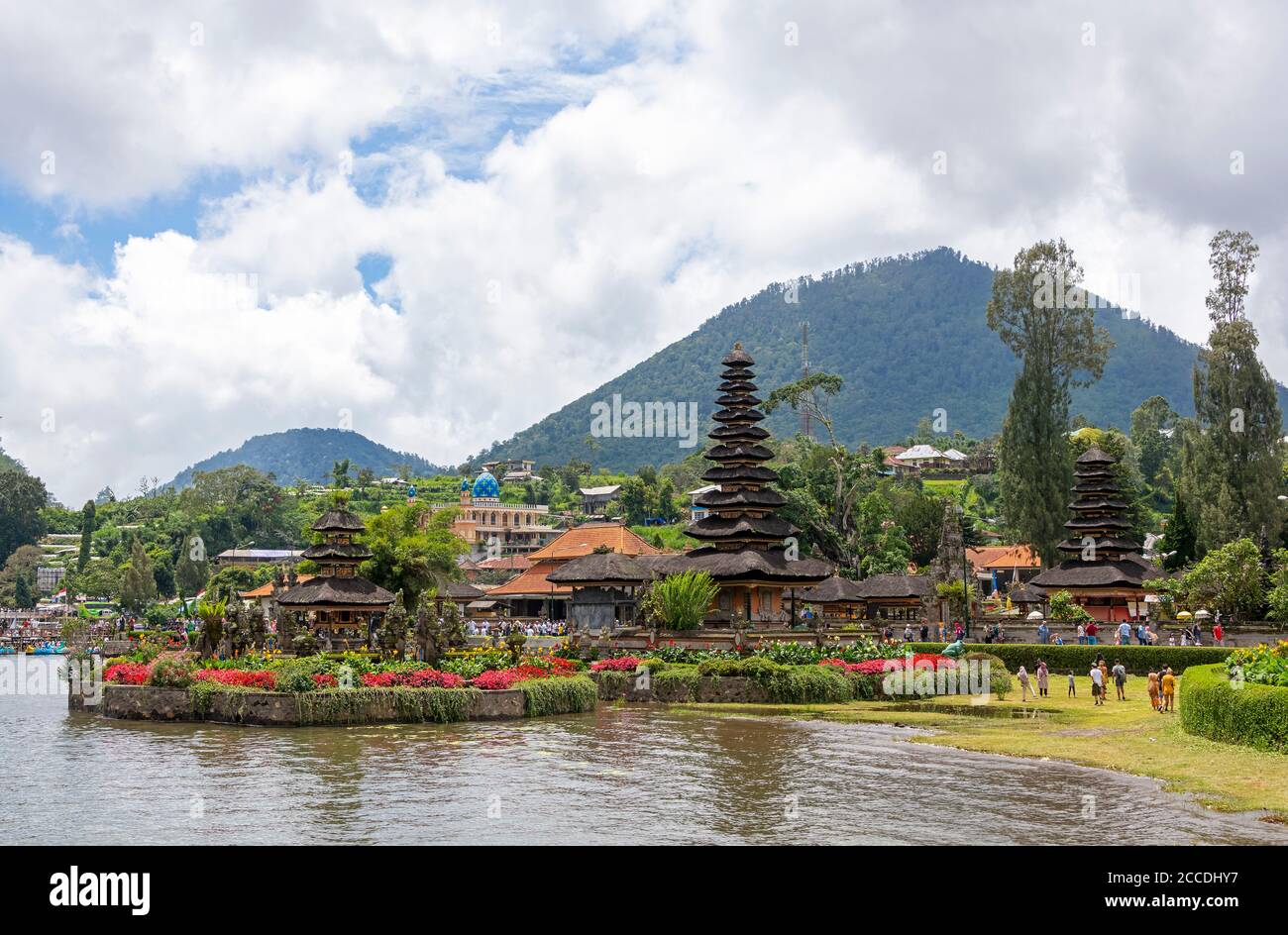 Pura Ulun Danu Beratan, ou Pura Bratan, est un important temple hindou Shiva Shaivite situé près d'un plan d'eau à Bali, en Indonésie. Le complexe du temple est loc Banque D'Images