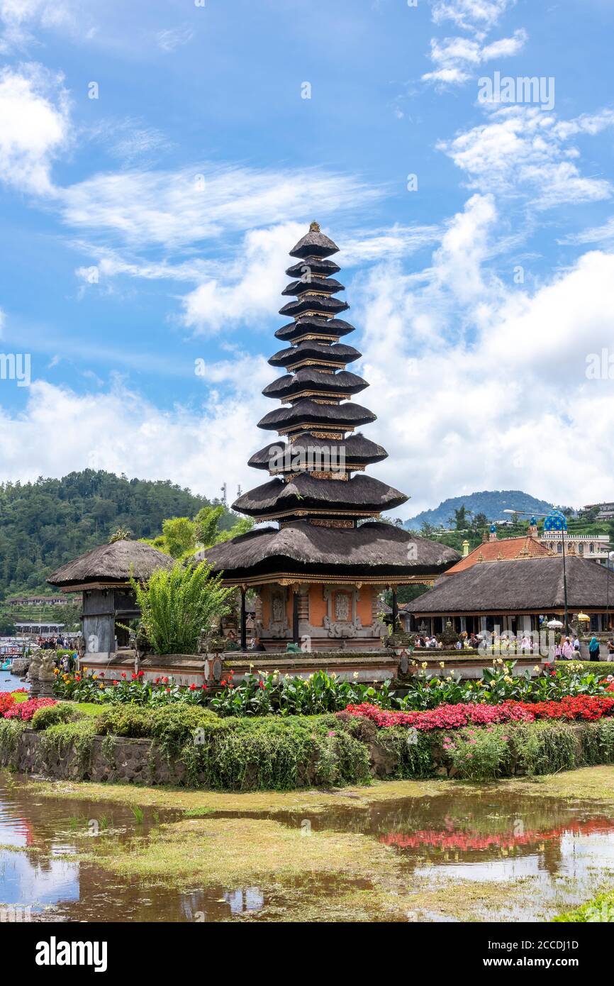 Pura Ulun Danu Beratan, ou Pura Bratan, est un important temple hindou Shiva Shaivite situé près d'un plan d'eau à Bali, en Indonésie. Le complexe du temple est loc Banque D'Images