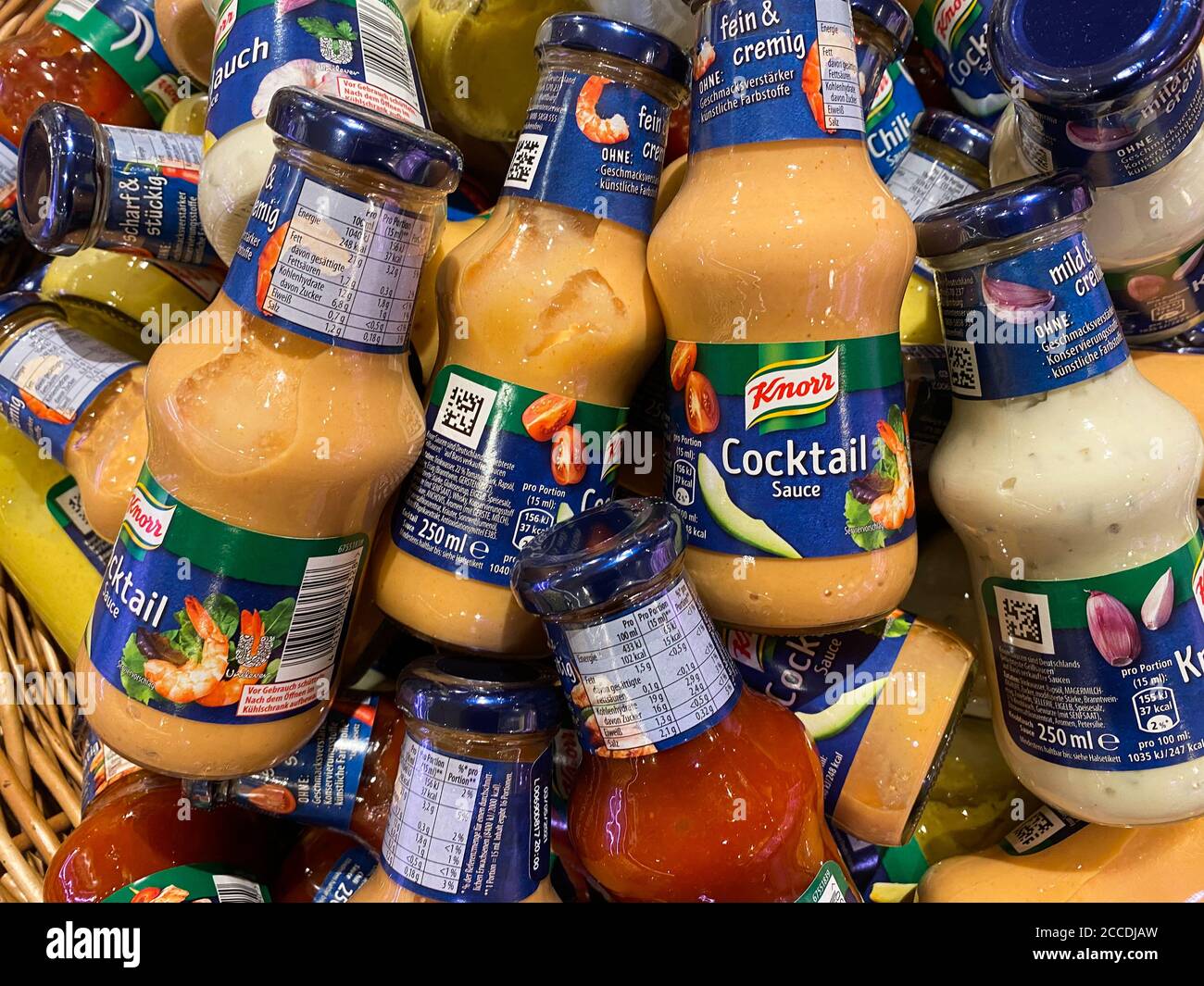 Viersen, Allemagne - juillet 9. 2020: Gros plan de pile de bouteilles avec variété de sauces Knorr dans le supermarché allemand Banque D'Images