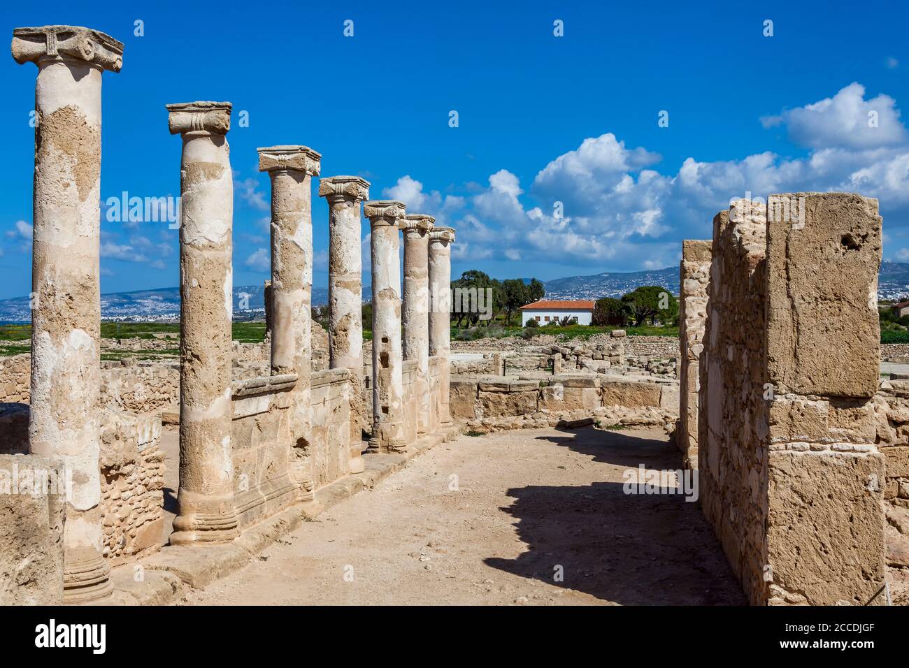 Paphos, Chypre 1er mars 2013 : ancien bâtiment des colonnes romaines ruine dans le centre-ville qui est une destination touristique populaire de voyage lieu d'attraction Banque D'Images