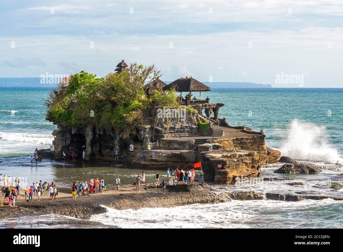 Tanah Lot est une petite île rocheuse au large de l'île indonésienne de Bali. Il abrite l'ancien temple de pèlerinage hindou Pura Tanah Lot ou Tanah Lot temp Banque D'Images