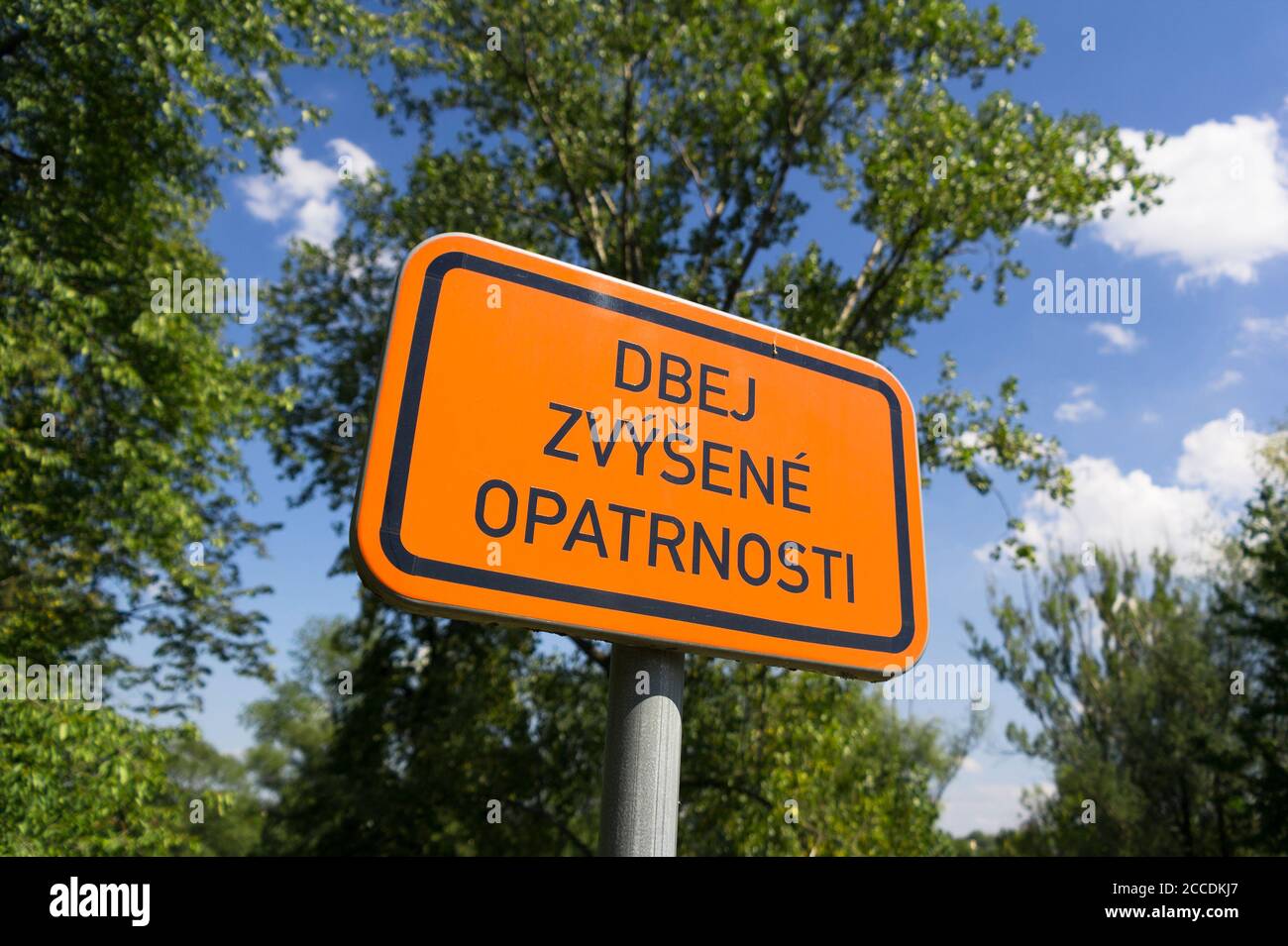 Dbej zvysene opatrnosti ( soyez plus prudent ) - texte tchèque sur le panneau orange. Faire appel à la prudence, à la vigilance et à la variation. Banque D'Images