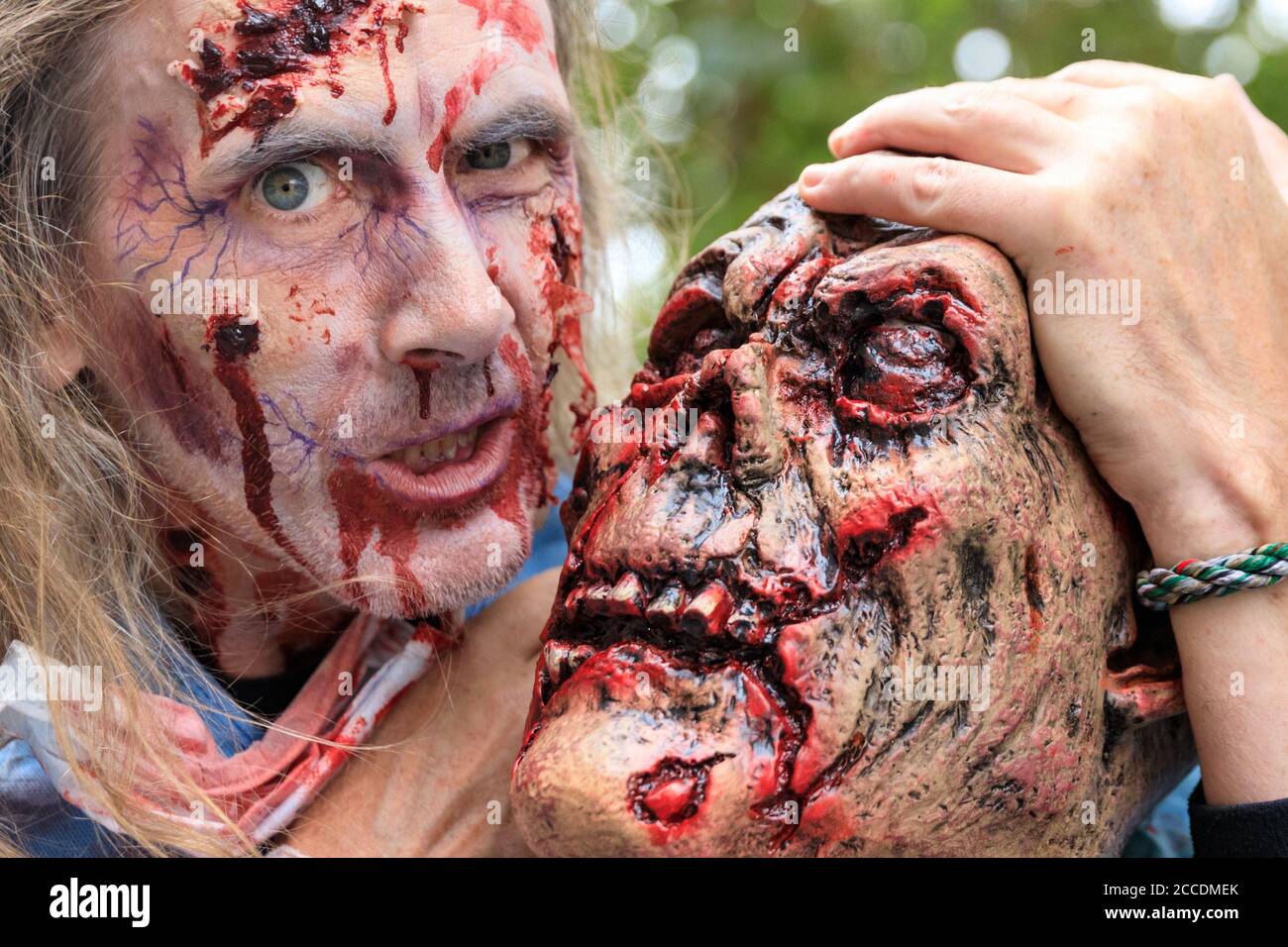 World Zombie Day Walk les participants comme zombies en costumes et se maquisent à la marche à travers Londres, Angleterre, Royaume-Uni Banque D'Images