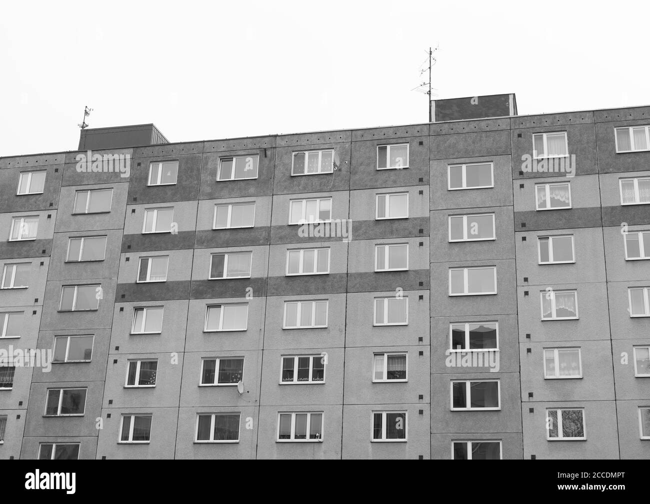 Immeuble résidentiel de grande hauteur. Appartements et logements normalisés. Photo en noir et blanc de l'architecture Banque D'Images