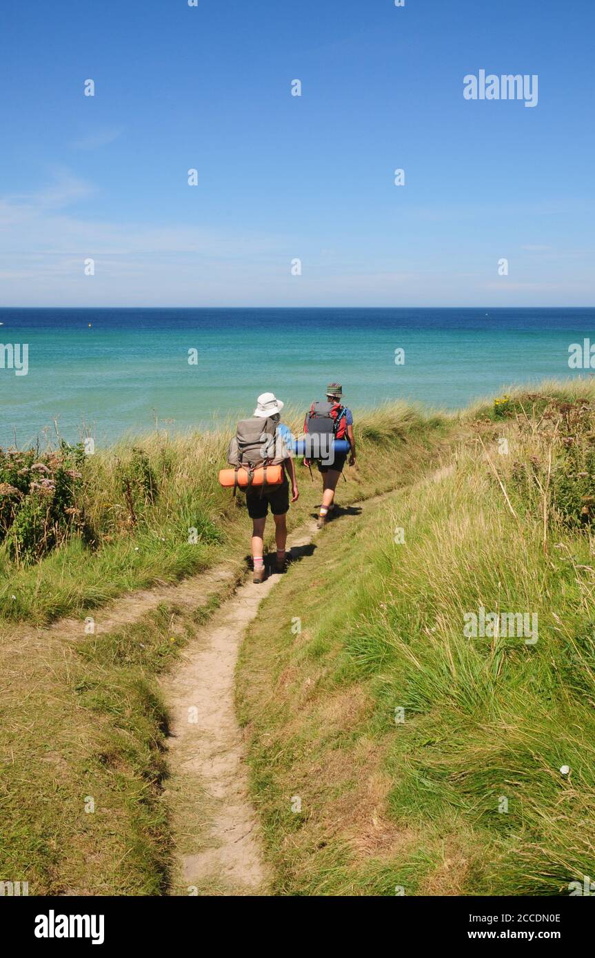 Marcheurs transportant des rucksacs sur le South West Coast Path près de Hayle, au nord de Cornwall. Banque D'Images