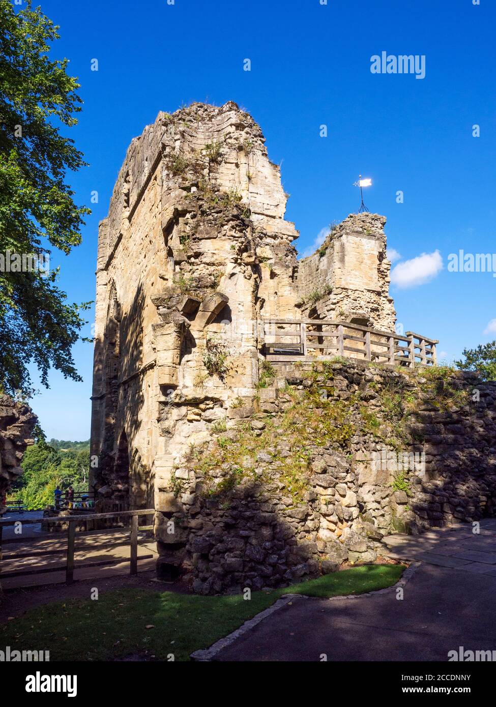 La tour des rois a ruiné le château de Knaresborough en été Knaresborough North Yorkshire, Angleterre Banque D'Images