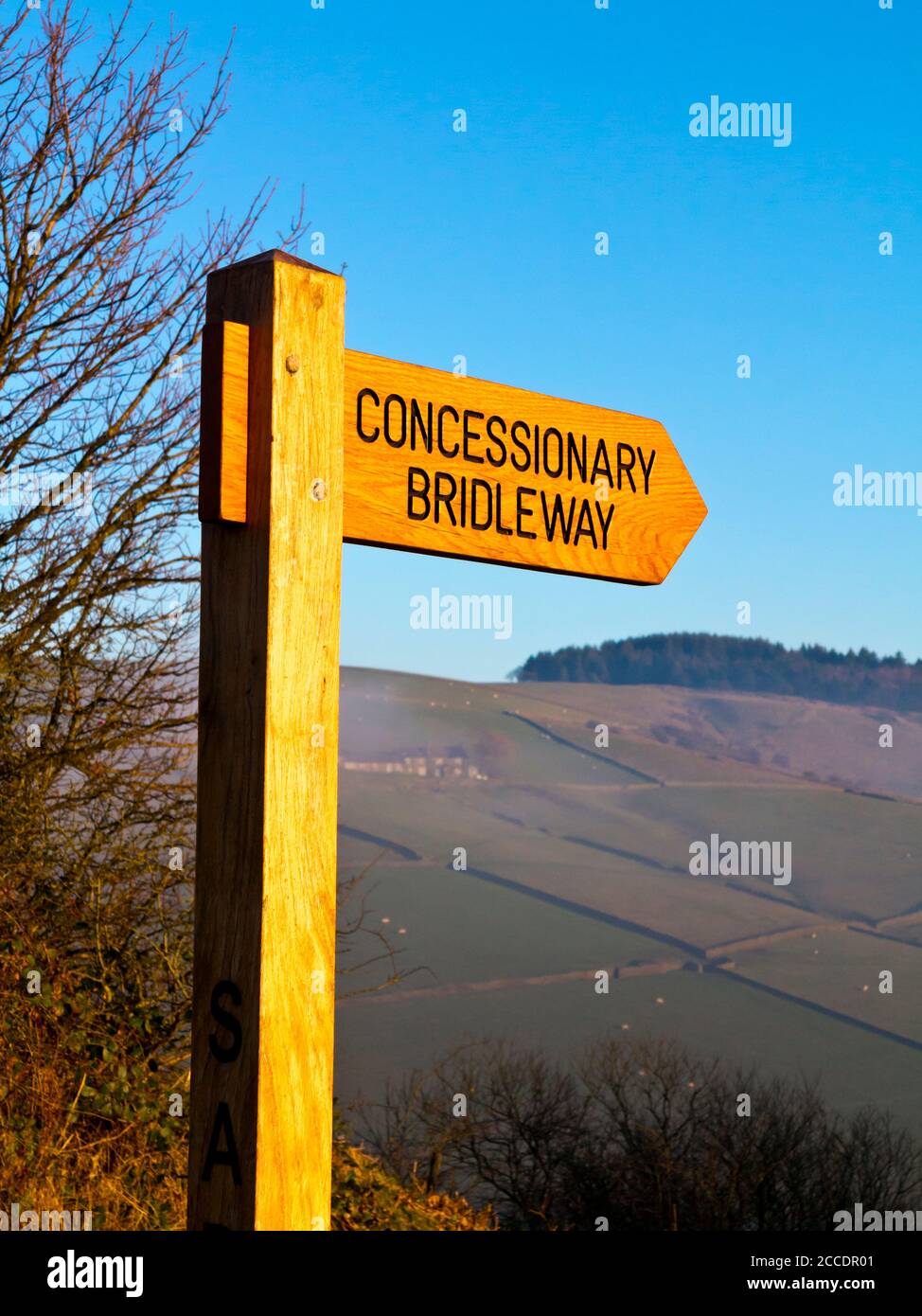 Panneau de signalisation Bridleway, concessionnaire en bois, dans la campagne, à Tegg's Nose Near Macclesfield dans le district de East Cheshire Peak, Angleterre, Royaume-Uni Banque D'Images
