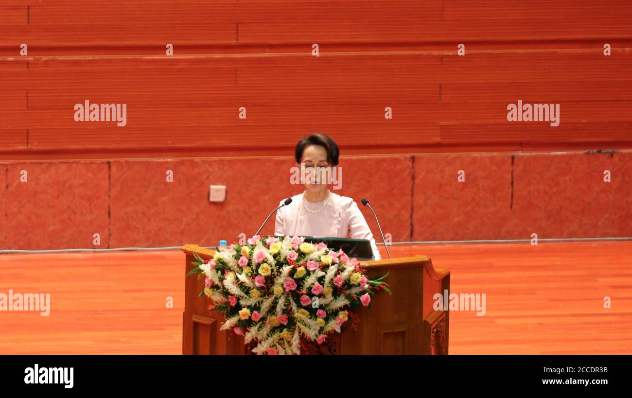 Nay Pyi Taw, Myanmar. 21 août 2020. Le conseiller d'État du Myanmar et président du Centre national de réconciliation et de paix, Aung San Suu Kyi, formule des observations finales lors de la quatrième session de la Conférence de paix de l'Union du XXIe siècle, Panglong, à Nay Pyi Taw, au Myanmar, le 21 août 2020. La session s'est terminée vendredi par la signature de la troisième partie de l'Accord de l'Union. Credit: Zhang Dongqiang/Xinhua/Alamy Live News Banque D'Images
