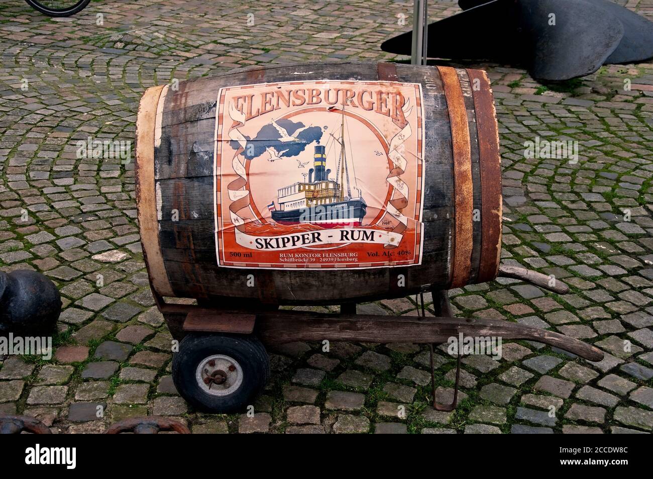 FLENSBURG, ALLEMAGNE. 28 JANVIER 2020. Petit canon avec publicité de Rum Kontor Flensburg dans la rue. Banque D'Images