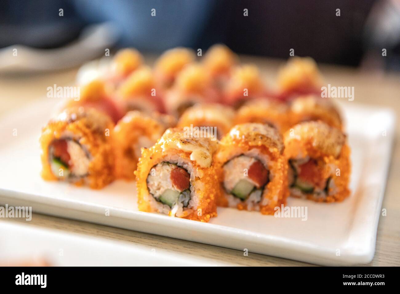 Un petit sushi de thon maguro recouvert de saumon roé dans un luxueux restaurant japonais haut de gamme. Plaque de sushis. Banque D'Images