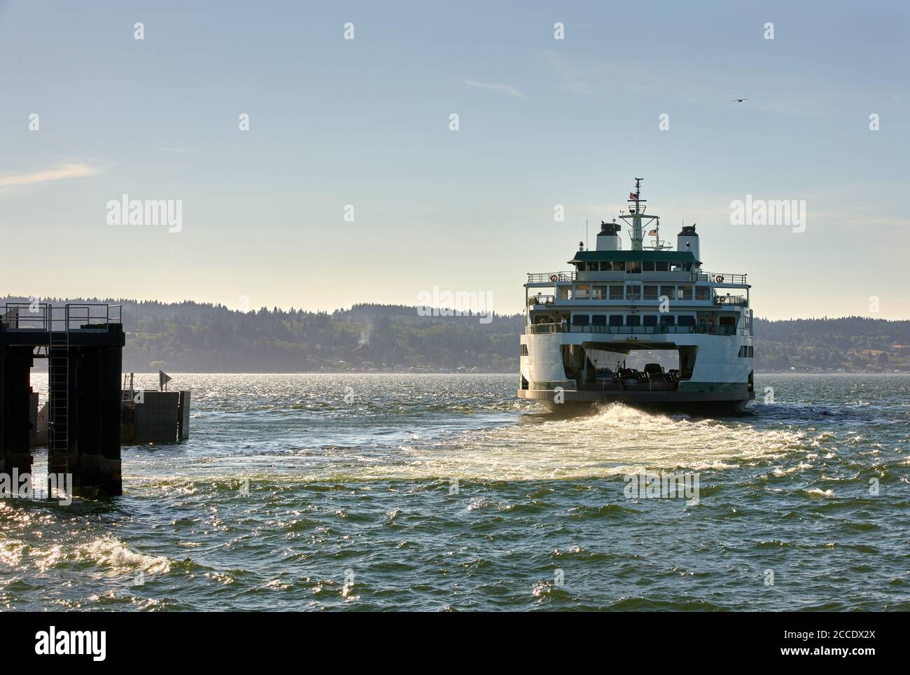 Départ du ferry de l'État de Washington. Un ferry de l'État de Washington quitte le quai de Puget Sound. Etat de Washington. Banque D'Images