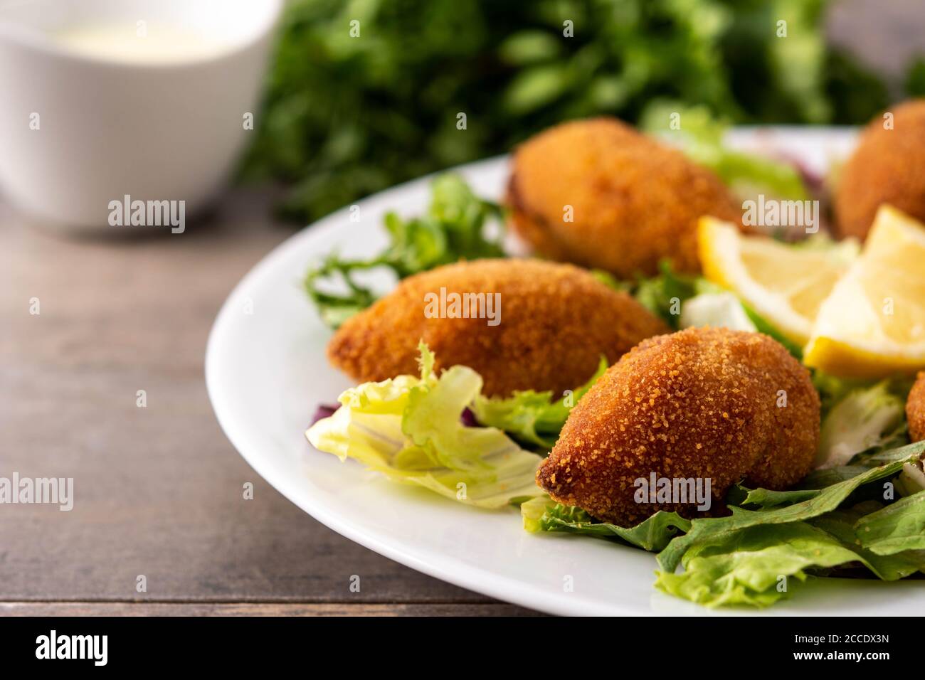 Kibbeh libanais traditionnel sur une table en bois Banque D'Images