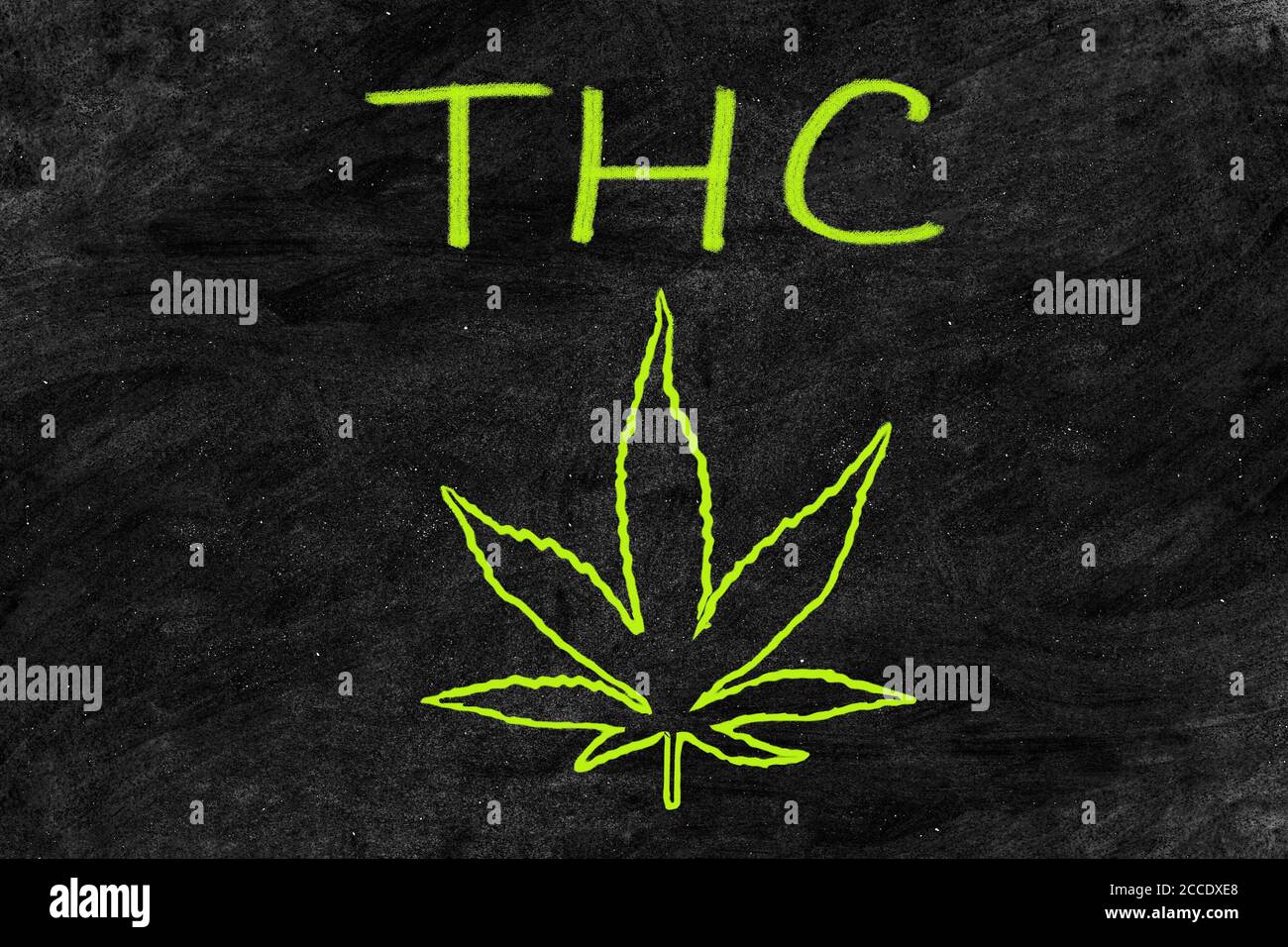 Vente de cannabis dessin de tableau noir de feuille de marijuana avec de la craie sur le tableau noir texture du panneau - magasin vendant du THC. Le THC est le principal psychoactif Banque D'Images