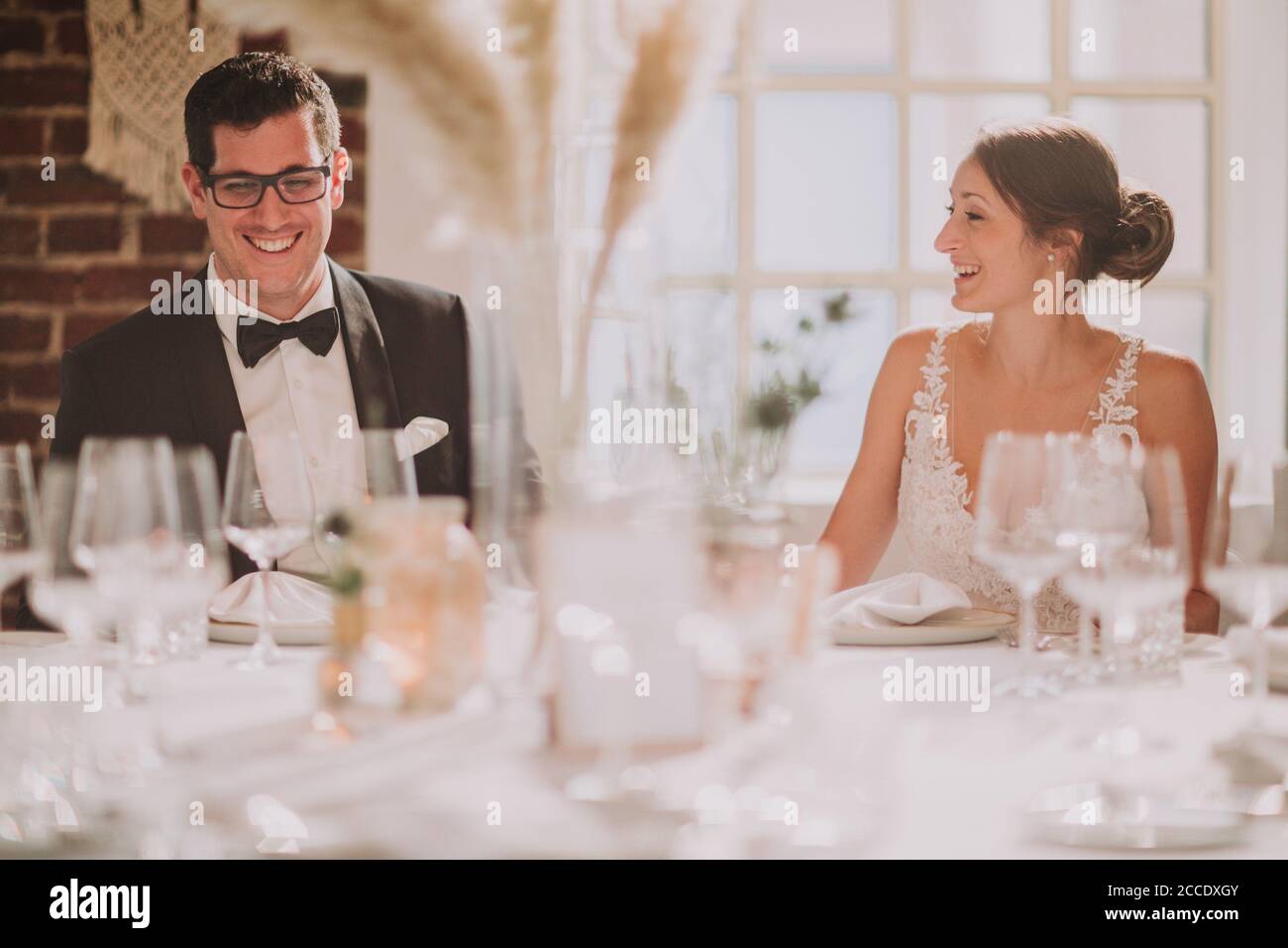 Jeunes mariés, heureux, amoureux Banque D'Images