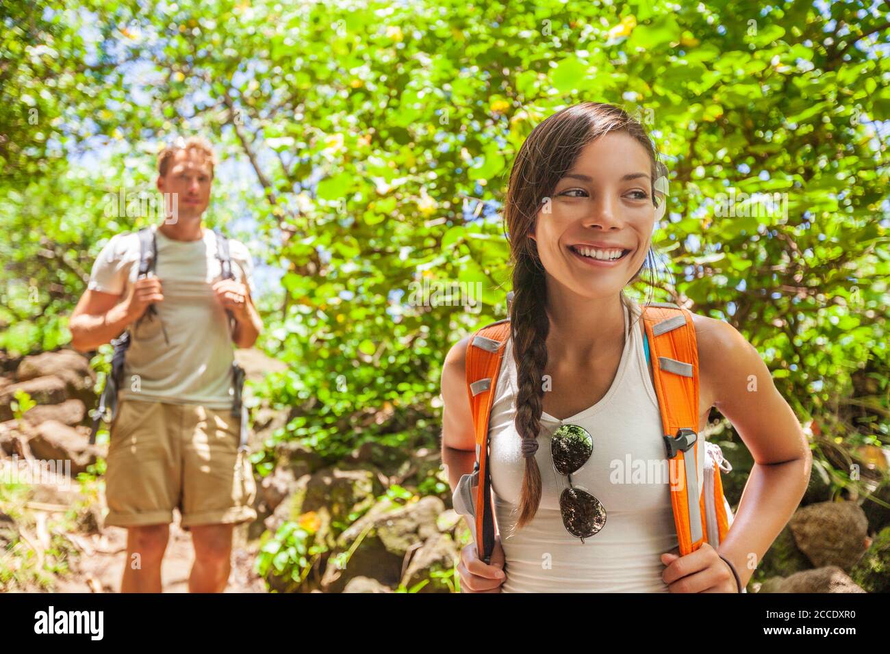Randonneurs en forêt jeunes randonneurs touristes marchant dans la nature en plein air à Hawaï. En été, randonnée en plein air active style de vie à Hawaï. Jeune fille de randonneur asiatique Banque D'Images