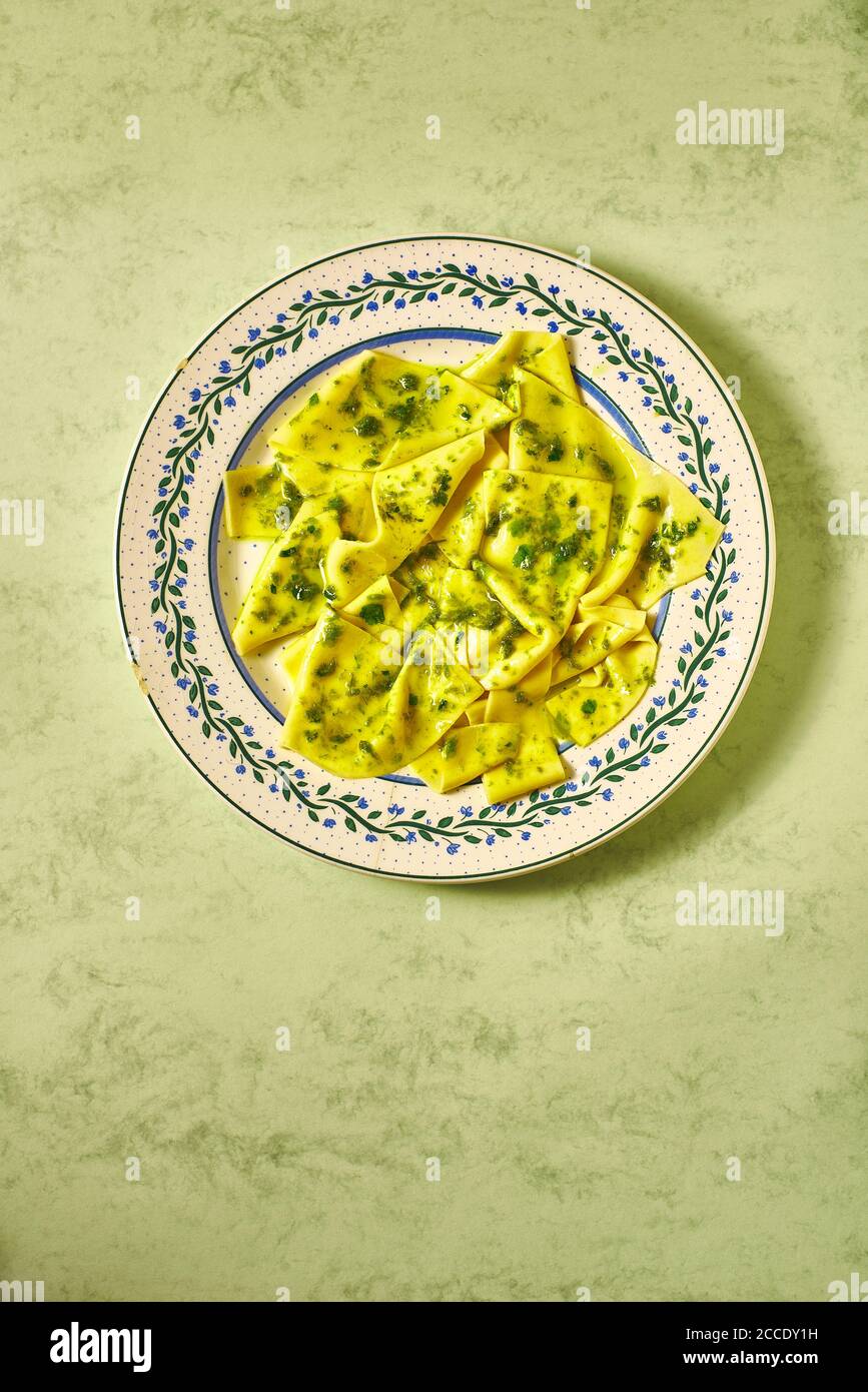 Mouchoirs en soie, Mandilli de Saea en italien, avec sauce Pesto. Typique de la tradition culinaire de la Ligurie. Italie. Banque D'Images