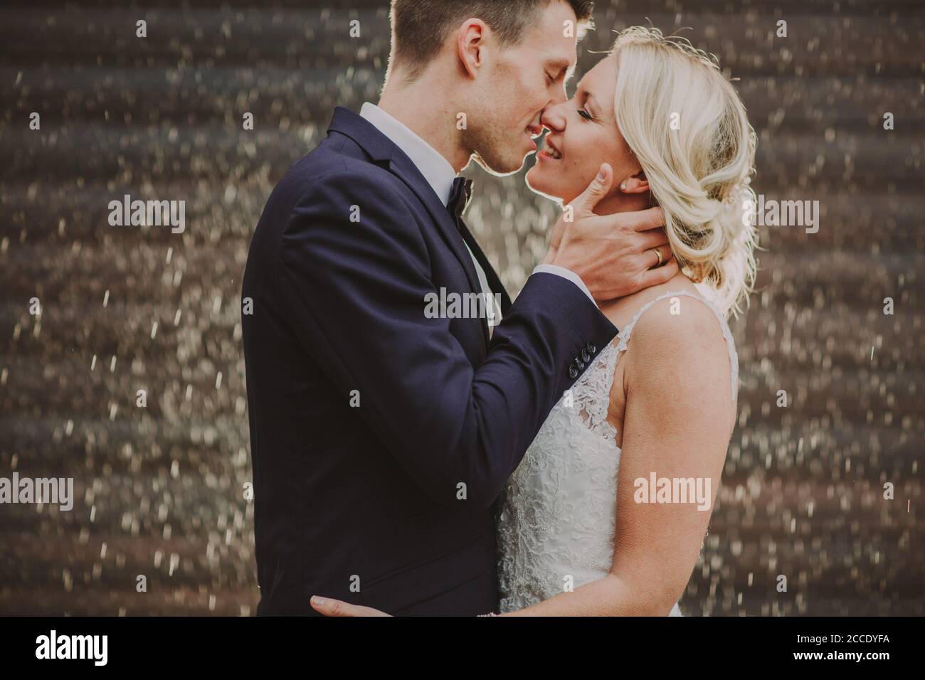 Jeunes mariés, heureux, amoureux Banque D'Images