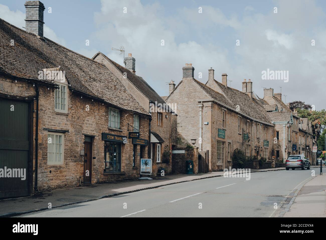 Stow-on-the-Wold, Royaume-Uni - 10 juillet 2020 : rangée de magasins locaux dans la rue principale de Stow-on-the-Wold, une ville marchande de Cotswolds, Royaume-Uni, construite sur la fosse romaine Banque D'Images