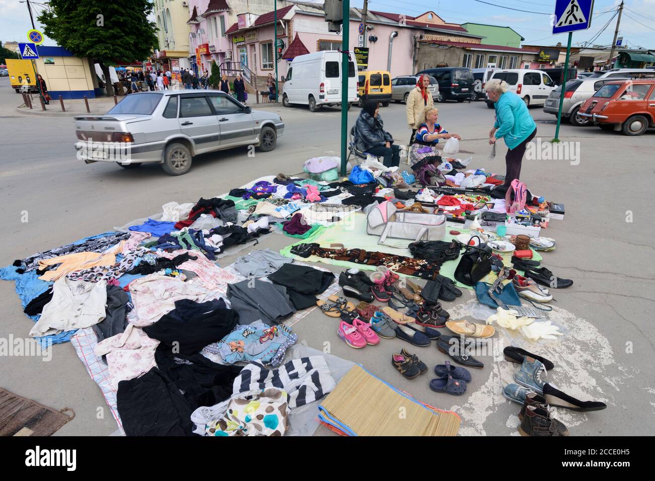 Kamianets-Podilskyi (Kamyanets-Podilsky, Kamynets), les gens vendent des choses sur le trottoir, la pauvreté, petite vente, vêtements à l'oblast de Khmelnytskyi, Ukraine Banque D'Images