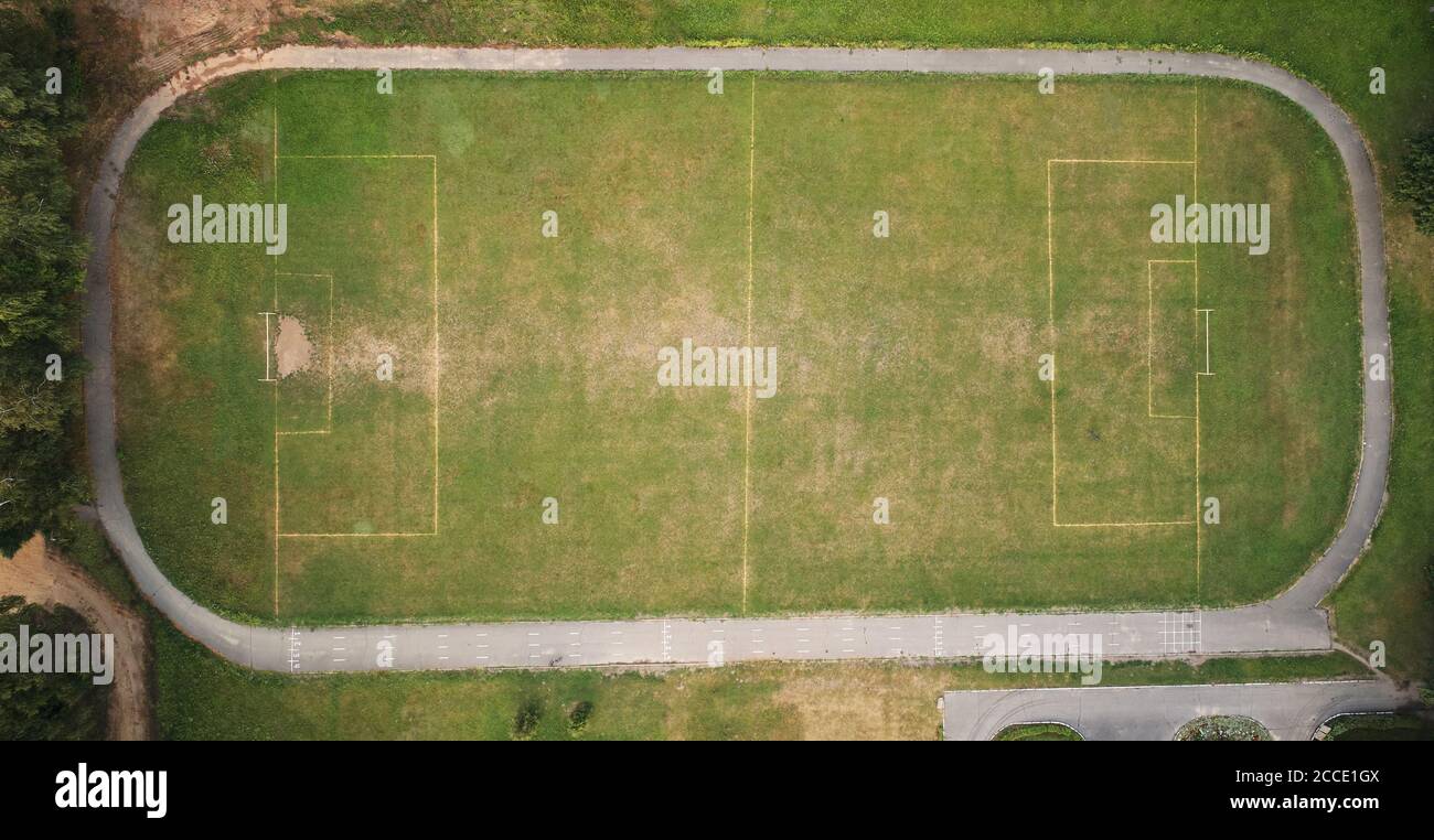 Terrain de football rural vert stade vue aérienne de dessus de drone Banque D'Images