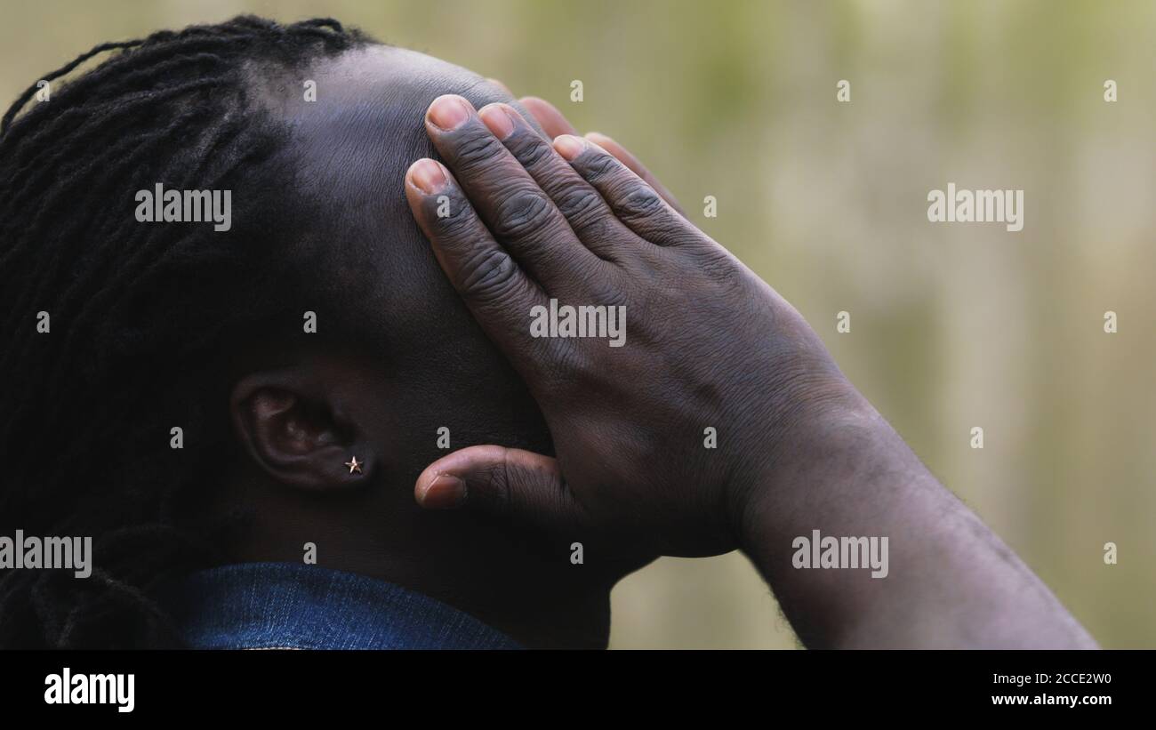 Inquiet Africain avec un mal de tête massant les temples. Photo de haute qualité Banque D'Images