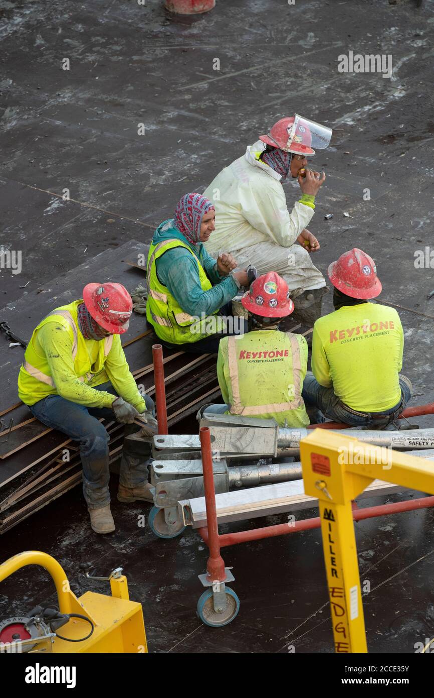 Austin, TX USA 25 juillet 2020: Les équipes de béton prennent une pause après avoir travaillé sur le parking d'un bâtiment de 53 étages pendant une nuit dans le centre-ville d'Austin, TX. D'énormes projets de construction se poursuivent sans relâche au Texas malgré la pandémie de COVID-19 à l'échelle nationale et l'État frappé par plus d'un demi-million de cas et plus de 10,000 000 décès. Banque D'Images