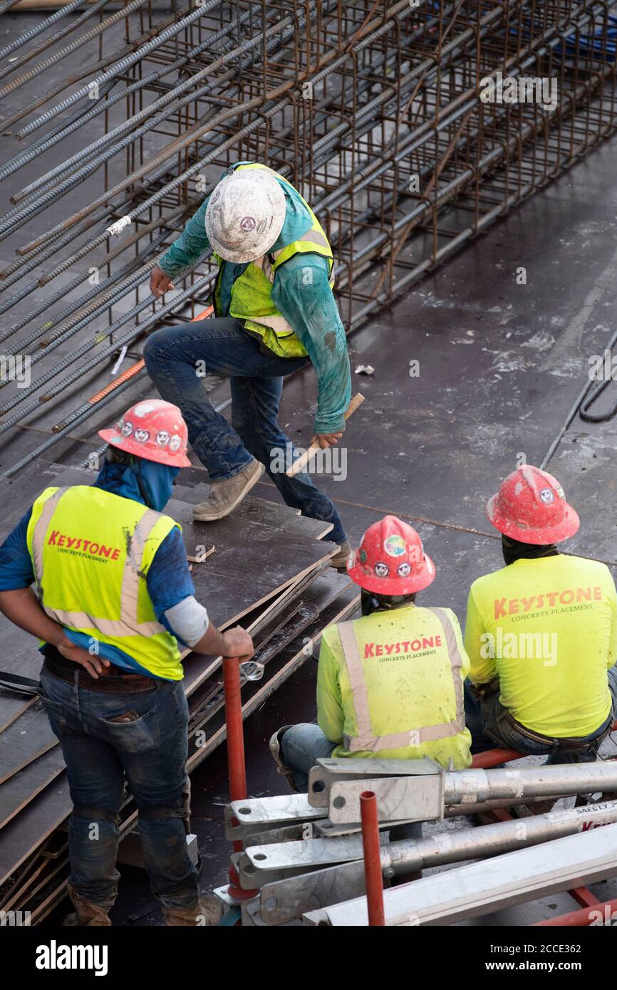 Austin, TX USA 25 juillet 2020: Les équipes de béton prennent une pause après avoir travaillé sur le parking d'un bâtiment de 53 étages pendant une nuit dans le centre-ville d'Austin, TX. D'énormes projets de construction se poursuivent sans relâche au Texas malgré la pandémie de COVID-19 à l'échelle nationale et l'État frappé par plus d'un demi-million de cas et plus de 10,000 000 décès. Banque D'Images