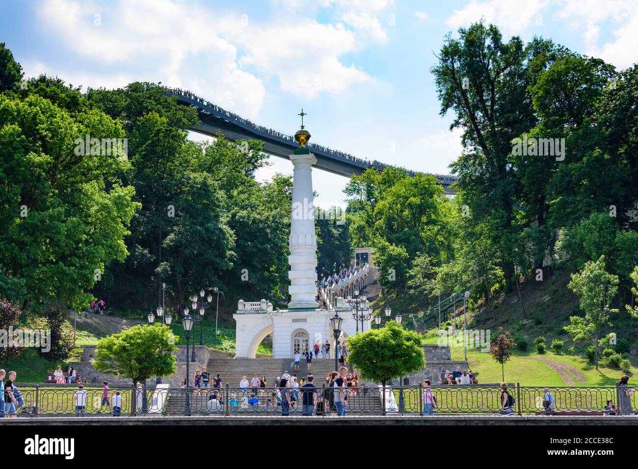 Kiev (Kiev), pont Klitschko piétonnes-vélo à plancher de verre, Monument aux droits de Magdebourg à Kiev, Ukraine Banque D'Images