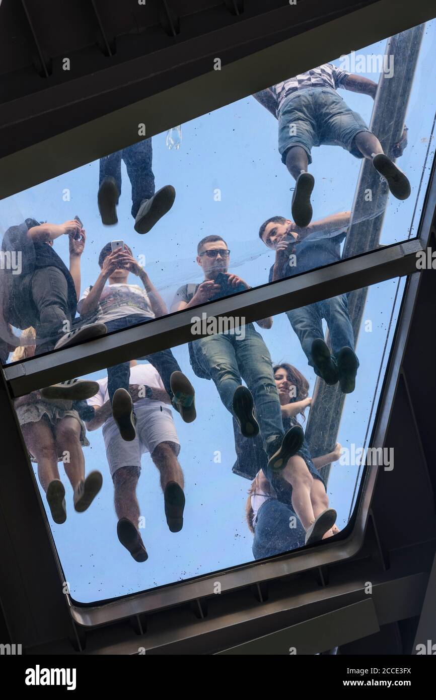 Kiev (Kiev), pont Klitschko piétonnes-vélo à plancher de verre, personnes photographiées de dessous à Kiev, Ukraine Banque D'Images