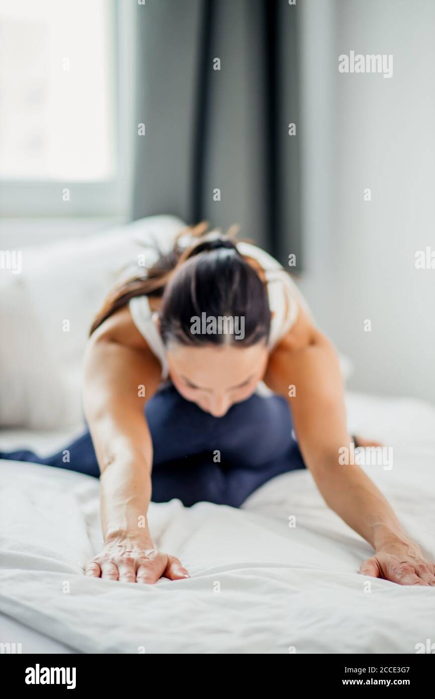 jeune femme caucasienne mince jambes étirables faire des exercices de yoga, flexible femme sportive concentrée sur la santé spirituelle et physique Banque D'Images