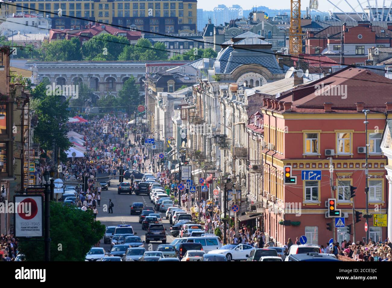 Kiev (Kiev), rue Volodymyrsky uzviz, district de Podil, beaucoup de gens au festival, obstruction de la route à Podil, Kiev, Ukraine Banque D'Images