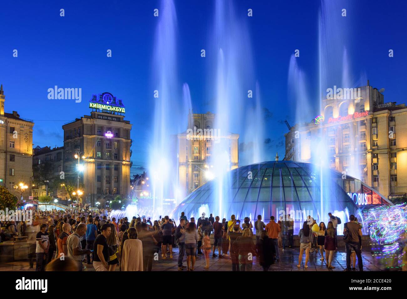 Kiev (Kiev), Maidan Nezalezhnosti (place de l'indépendance), spectacle nocturne de fontaine à Kiev, Ukraine Banque D'Images