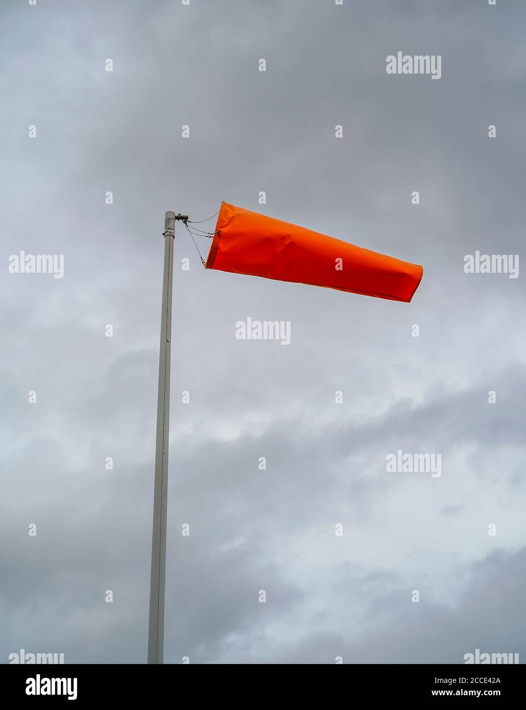 Bewdley, Royaume-Uni. 21 août 2020. Météo au Royaume-Uni : vents violents qui soufflent à travers une chaussette à vent orange avec un ciel couvert de nuages gris dans une piscine à voile du Worcestershire. Credit Lee Hudson/Alay Live News Banque D'Images