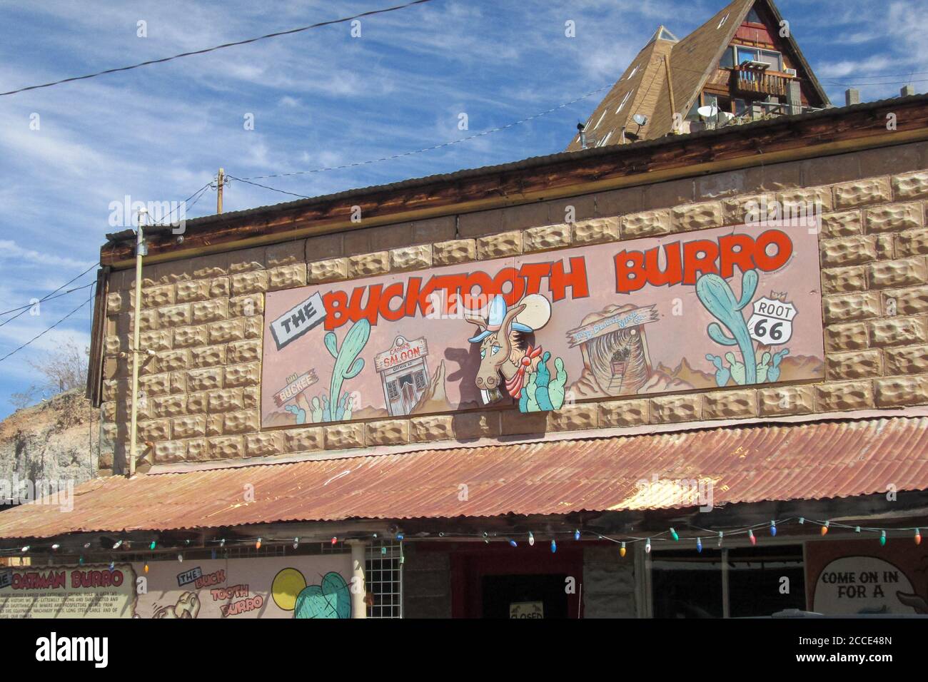 Oatman, AZ / Etats-Unis – 12 octobre 2016 : vue sur le panneau de la boutique de cadeaux Bucktooth Burro dans la ville touristique de la route 66, Oatman, Arizona. Banque D'Images