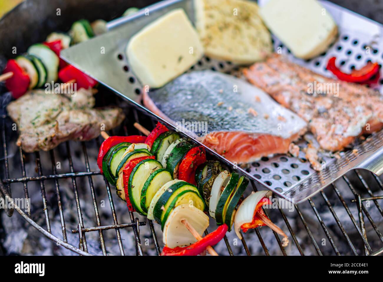 griller des brochettes de légumes et du poisson Banque D'Images