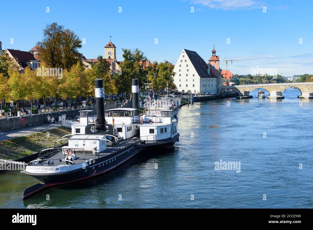 Ratisbonne, rivière Donau (Danube), Steinerne Brücke (pont de pierre), navire musée Ruthof / Ersekcsanad dans le Haut-Palatinat, Bavière, Allemagne Banque D'Images