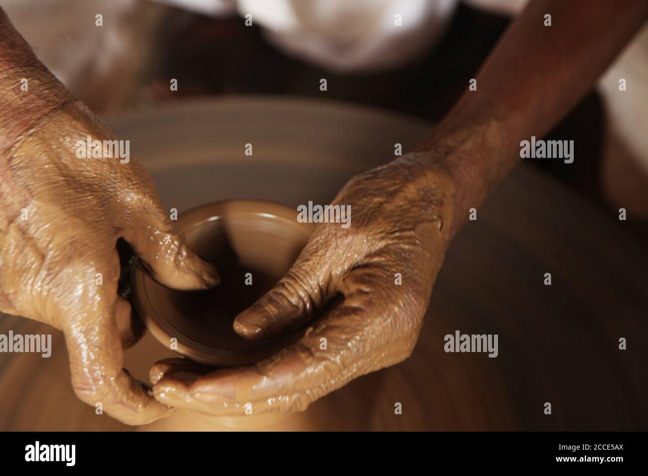 Potter d'argile, faire du Pot d'argile, potier indien, Maître à la roue de potier, produit un potter d'argile. Gros plan sur la préparation des pots. (© Saji Maramon) Banque D'Images