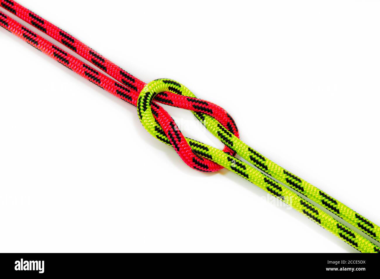 Reef, Hercules, carré, double ou frère cagoule nœud liant deux cordes rouges et vertes de couleur. Boucle nautique utilisée pour fixer la corde ou la ligne de pêche Banque D'Images