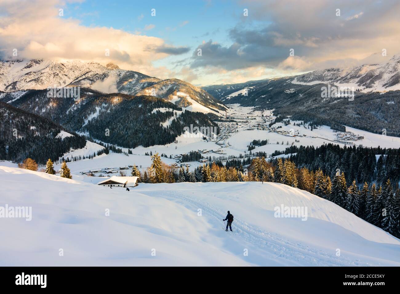 Hochfilzen, gens, ski de fond, vue sur Hochfilzen dans les Alpes de Kitzbühel, Pillersee Tal (vallée de Pillersee), Tyrol, Autriche Banque D'Images