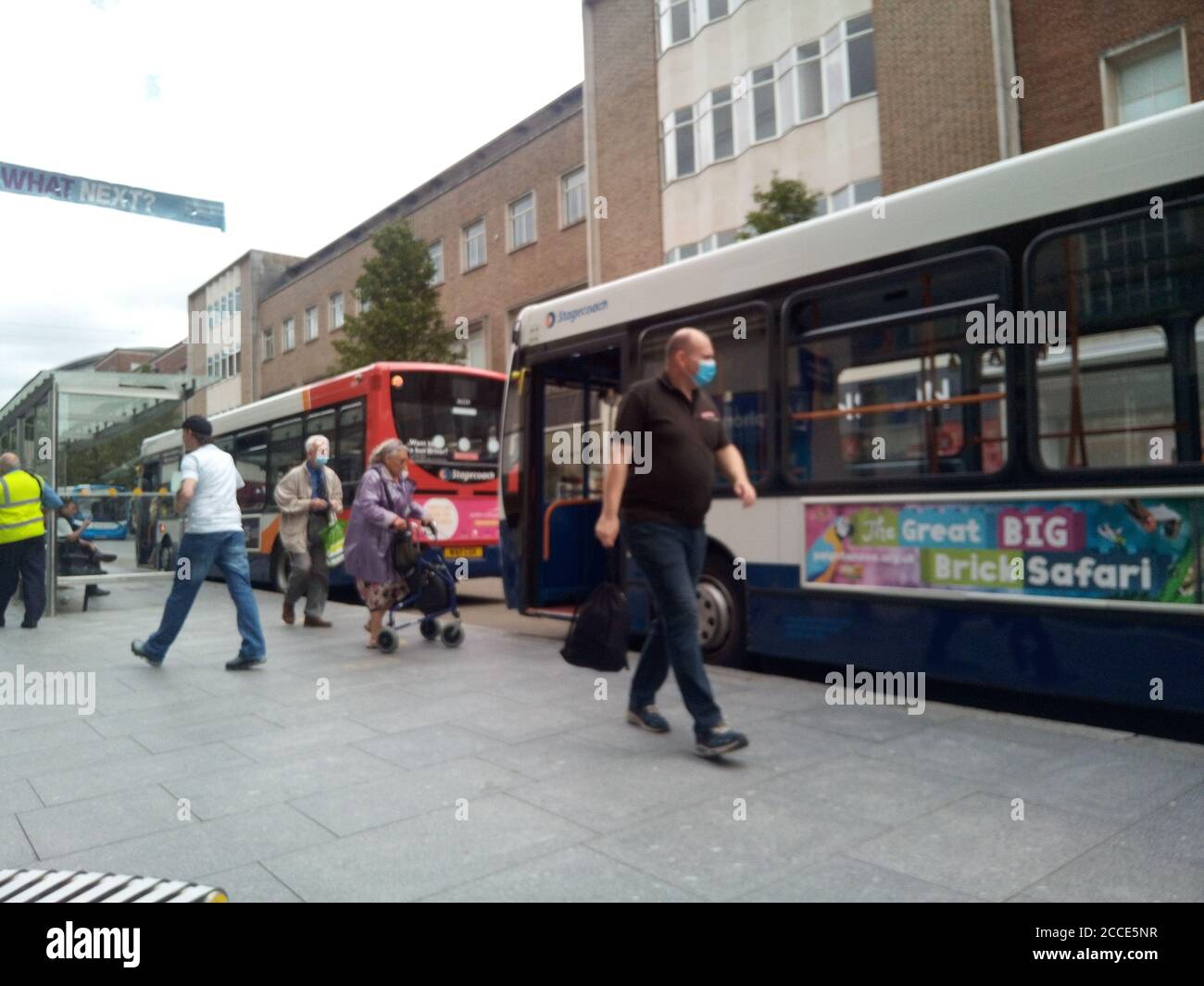 Les passagers montent à bord d'un bus à Exeter, au Royaume-Uni, avec des revêtements de visage qui doivent être portés Banque D'Images