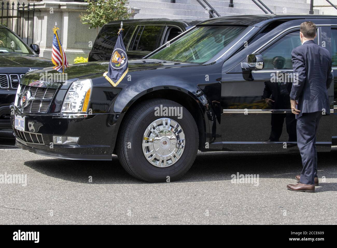 Arlington, États-Unis. 21 août 2020. La limousine présidentielle avec pneus Goodyear est montrée comme le président Donald J. Trump arrive pour prendre la parole à la réunion de 2020 du Conseil pour la politique nationale au Ritz Carlton à Arlington, Virginie, le vendredi 21 août 2020. Trump a appelé à un boycott de Goodyear, l'une des deux compagnies américaines de pneus, plus tôt dans la semaine, lorsque la compagnie a rappelé aux employés que la politique d'aucune tenue politique n'est autorisée sur le lieu de travail. Photo par Tasos Katopodis/UPI crédit: UPI/Alay Live News Banque D'Images