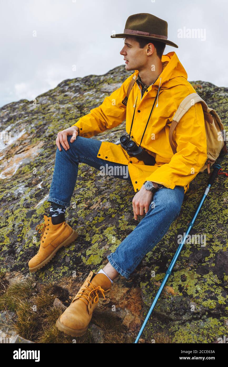 grimpeur sérieux choisissant un itinéraire tout en étant assis sur la montagne, le style de vie actif, gros plan vue latérale photo Banque D'Images