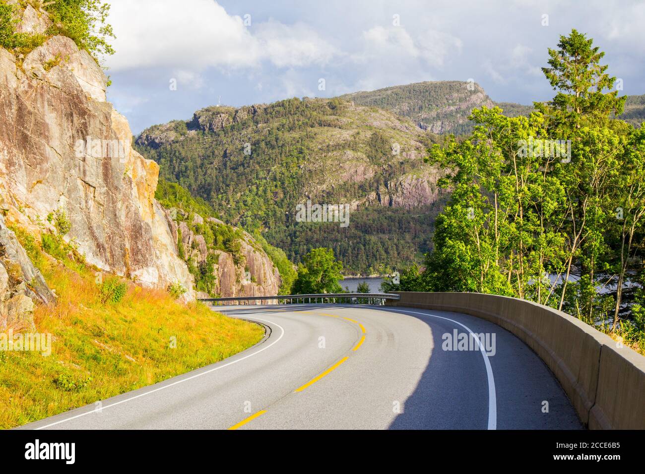 belle vue sur la route d'été. Forsand, Rogaland, Norvège Banque D'Images